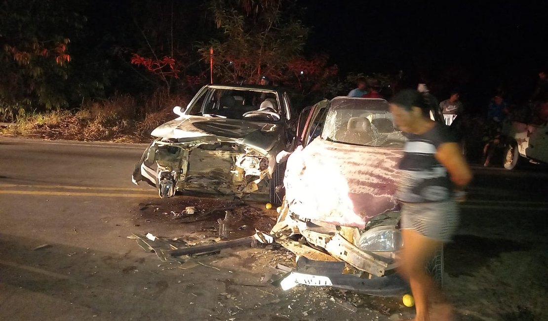 Colisão frontal envolve dois veículos na AL 110, em São Sebastião