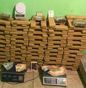 Casa 'exala' cheiro de maconha e PM apreende 220 barras da droga em BH
