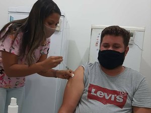 Japaratinga inicia vacinação para pessoas de 18 anos com comorbidades