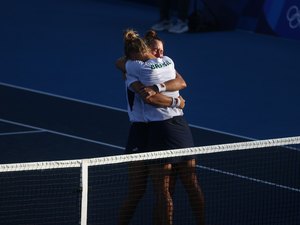 Luisa Stefani e Laura Pigossi conseguem virada histórica e levam o bronze no tênis