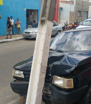 Motorista morre após passar mal ao volante e bater em poste no centro de Arapiraca