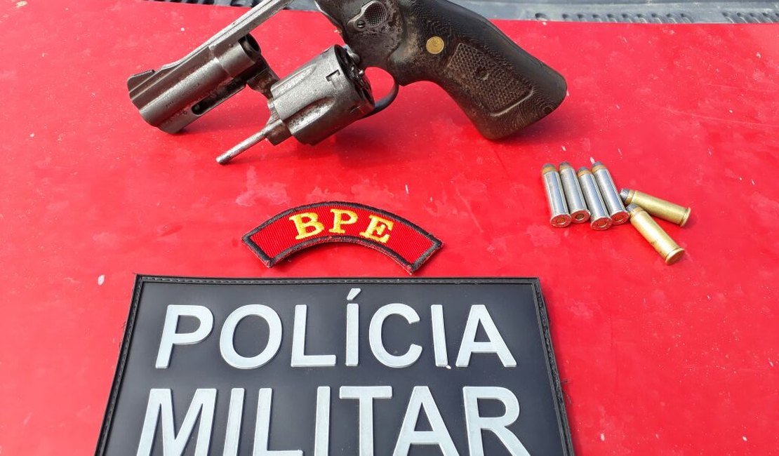 Jovem é preso em flagrante com arma de fogo no litoral de Maceió