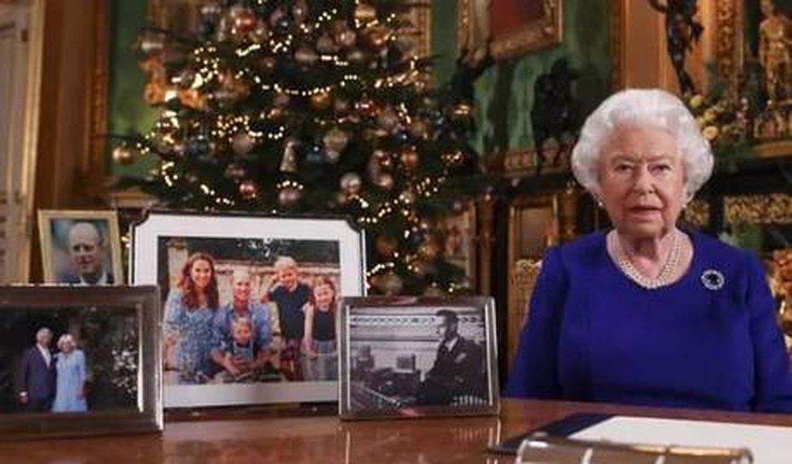 Rainha Elizabeth ignora Harry e Meghan Markle em foto natalina