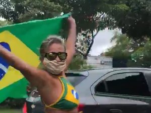 Ato pró-Bolsonaro deixa trânsito lento na Av. Fernandes Lima, em Maceió