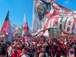 Nos braços da Nação! Flamengo embarca para final da Libertadores com apoio da torcida