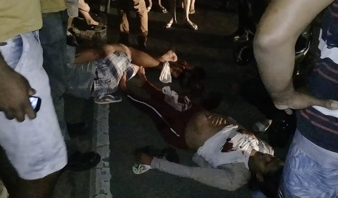 Colisão entre motocicletas deixa família ferida na AL-220