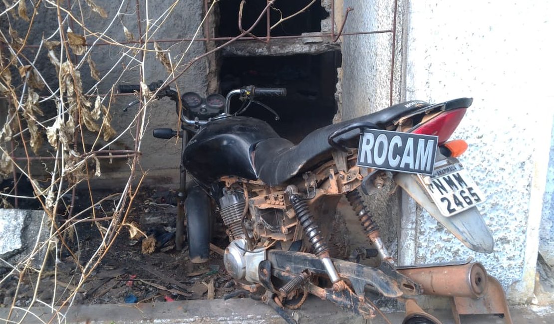 Motocicleta com queixa de roubo é encontrada abandonada na estação ferroviária, de Arapiraca