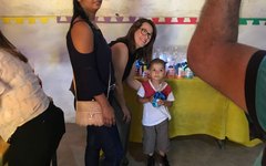 Tainá Veiga recebeu pais e alunos de creche municipal no primeiro dia de aulas