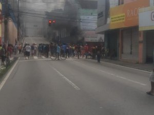 Moradores do Vergel liberam ruas do Centro para negociar com a Prefeitura de Maceió