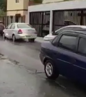 [Vídeo] Motoristas furam os pneus ao passarem por rua no bairro do Farol