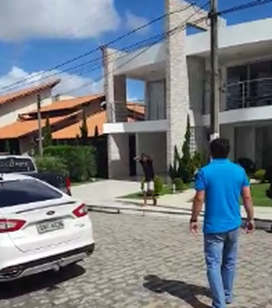 [Vídeo] Assaltante invade residencial de luxo e tenta assaltar casa de empresário de Arapiraca