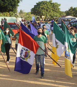 Desfile Cívico e apresentações marcam os 50 anos da Escola Francisco Pinto Pimentel em Palmeira dos Índios