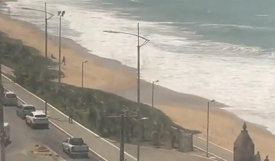 [Vídeo] Carlinhos Maia cobra da Prefeitura o fechamento de esgoto a céu aberto na praia de Cruz Almas