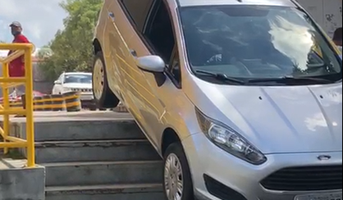 [Vídeo] Homem tenta descer escada em carro em supermercado na capital