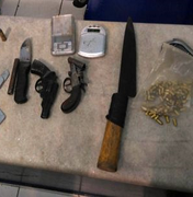 Jovem é detido com meio quilo de maconha e armas escondidas em residência