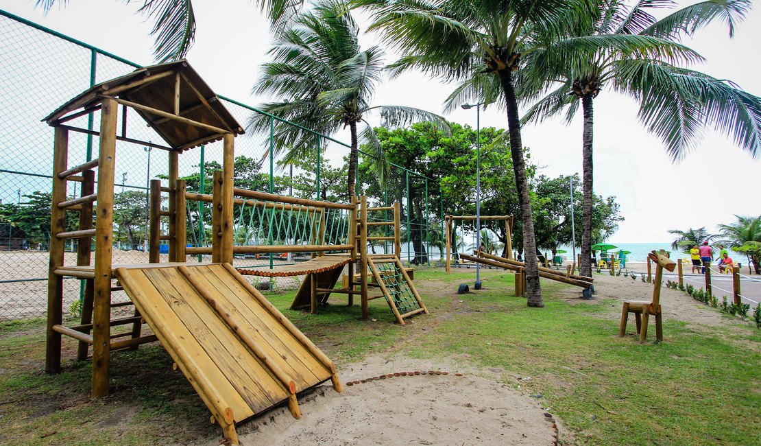 Prefeito Rui Palmeira inaugura parque infantil público na Pajuçara