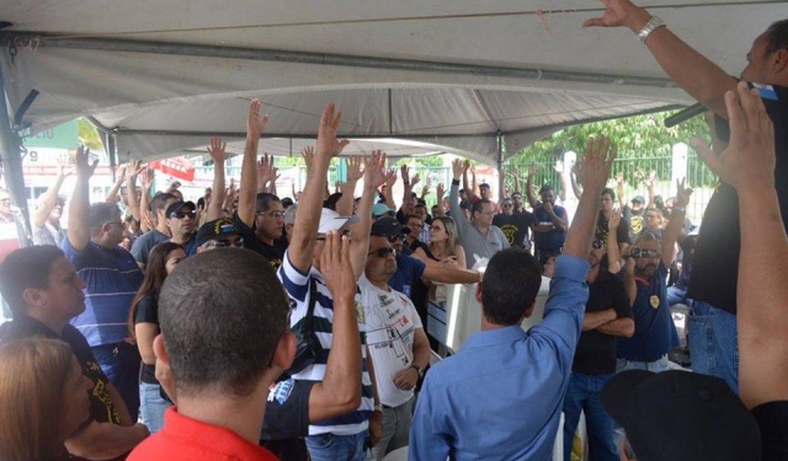 Policiais civis liberam entrada de caminhões de combustíveis no Porto de Maceió