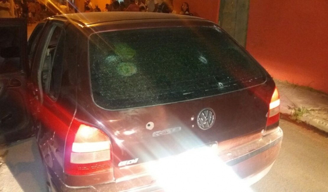 Criminosos trocam tiros com a polícia, provocam acidente e são baleados em Maceió