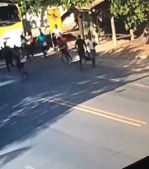 [Vídeo] Imagens mostram passageiros fugindo de assalto a ônibus em Maceió 