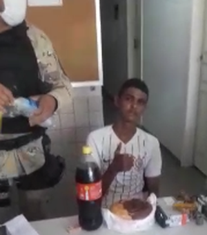 [Vídeo] Jovem é preso por  furto e ganha bolo de aniversário na delegacia