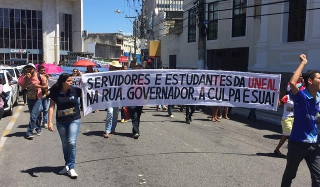Servidores da Uneal entram em greve e realizam ato no Centro de Maceió