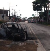 Motorista morre carbonizado após colidir com caminhão em Maceió