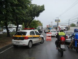 Dois ônibus e um carro se envolvem em engavetamento na Fernandes Lima