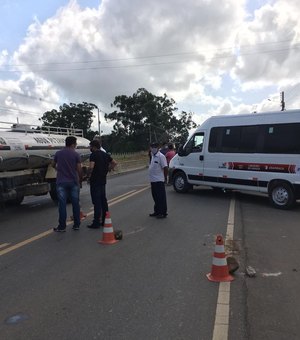 Transportadores complementares fecham rodovias no Agreste de Alagoas