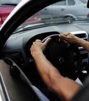 Homem é mantido refém dentro do carro roubado em Maceió 