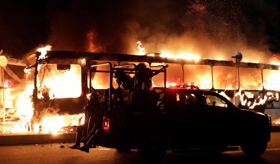 Quinze ônibus e 10 carros são incendiados após morte de homem por PM
