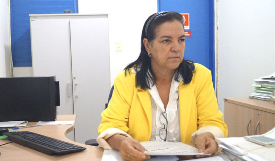 Namorada envolvida em caso de envenenamento se apresenta à polícia