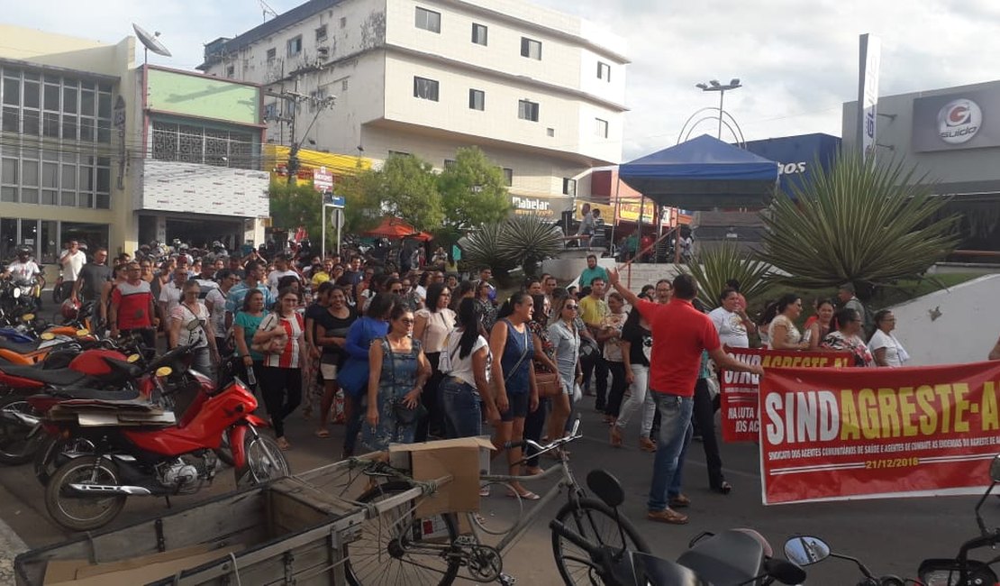 Agentes de Saúde e de Endemias cobram pagamento de reajuste salarial em Arapiraca