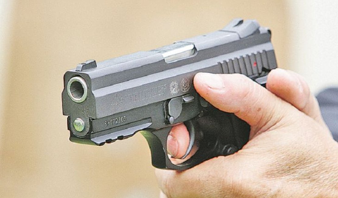 Jovens trocam tiros com policiais na Barra de Santo Antônio