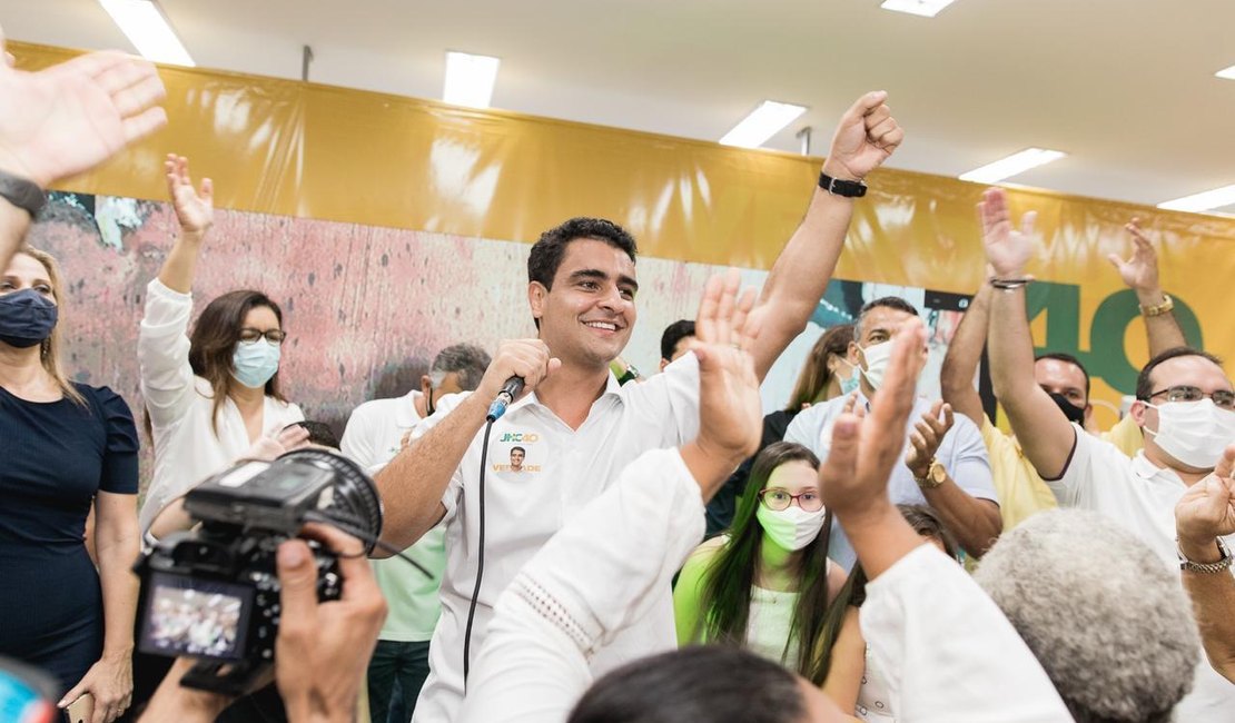 JHC suspende atos de campanha após acidente com trio elétrico na parte alta de Maceió