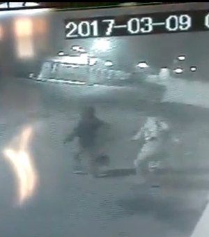 Incrível: câmeras flagram homens furtando pés de pinheiro na calçada de uma casa