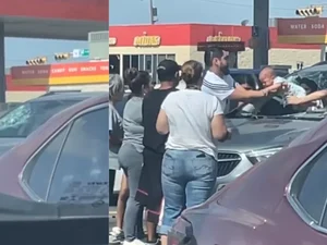 Pai quebra vidro e resgata bebê trancado em carro sob 40ºC nos EUA; vídeo