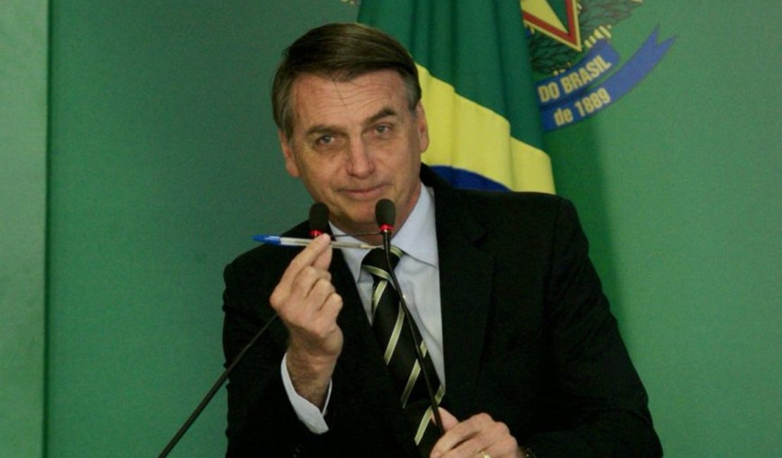 Após facilitar posse de arma, Bolsonaro prevê viabilizar porte