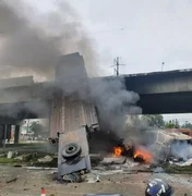 Motorista sobrevive após caminhão cair de viaduto e pegar fogo em SC