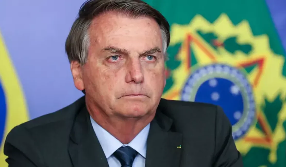 Bolsonaro “dobra aposta”, incita apoiadores, e reitera ameaças às eleições