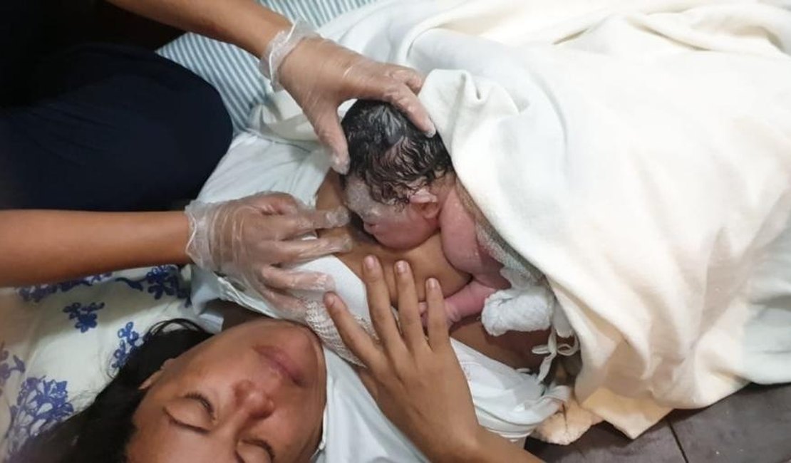 Sem saber de gravidez, mulher dá à luz em banheiro de restaurante