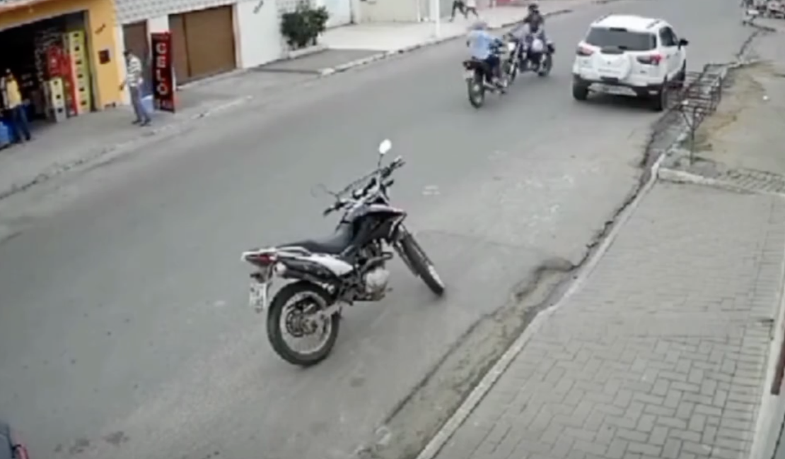 [Vídeo] Motociclistas ficam feridos após colisão frontal em avenida de Palmeira dos Índios