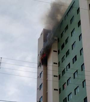 Incêndio destrói apartamento e assusta populares 