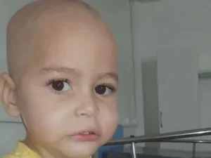 Menino de três anos luta contra a Leucemia e família pede ajuda para custear tratamento