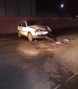 [Vídeo] Acidente envolvendo carro e moto deixa homem ferido, em Arapiraca