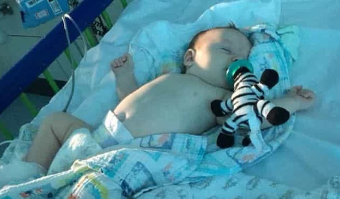 Mãe descreve 'pânico' com o filho de 11 meses infectado por Covid-19