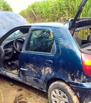 Polícia: veículo roubado é encontrado abandonado em canavial