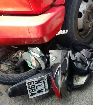 Adolescente fica ferida após colisão de moto e caminhão em São Miguel dos Campos