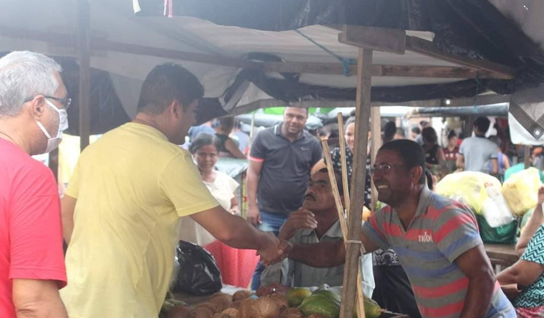David Pedrosa visita feira livre de Porto Calvo
