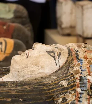 Egito anuncia descoberta de 250 sarcófagos e 150 estátuas de bronze de 2.500 anos atrás