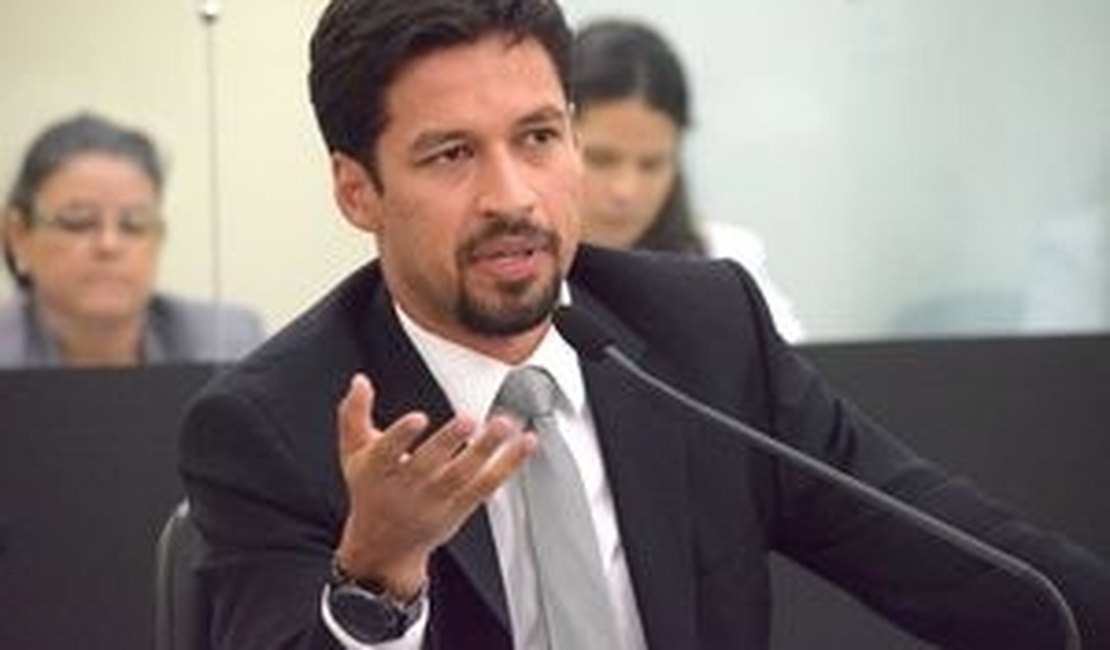 Rodrigo Cunha aponta queda de 49% nos recursos para compra de medicamentos em AL